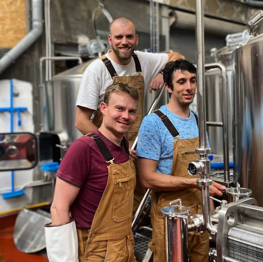 Hugo, Olivier et Damien, les trois associés, dans la salle de brassage