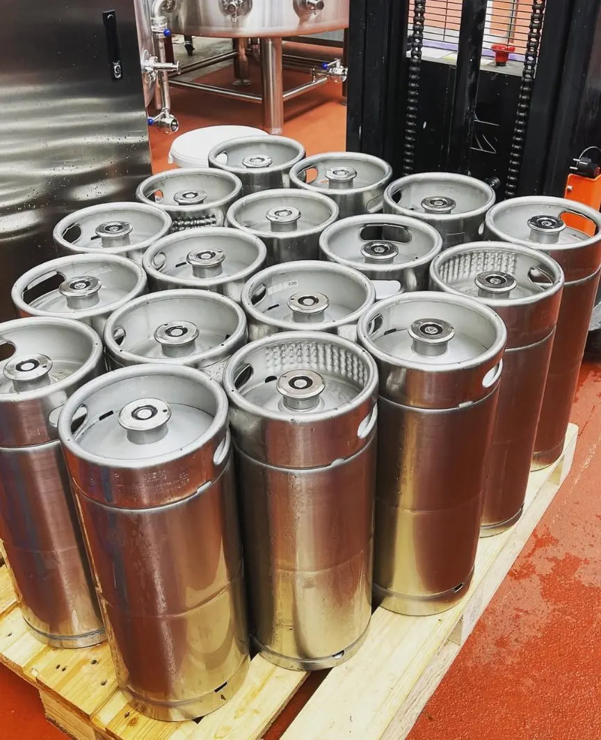 Fûts inox de 20 litres sur une palette