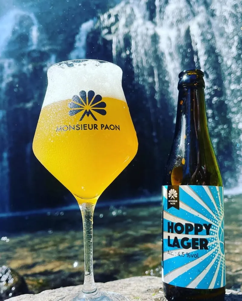 Hoppy Lager devant une cascade